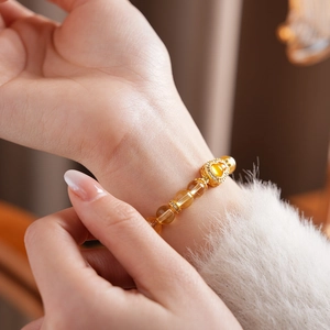 Vue détaillée d'un bracelet en perles citrine avec breloque cœur sertie de zircons