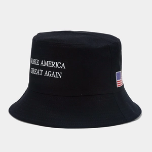 Détail du drapeau américain brodé et du slogan sur le bob en coton noir