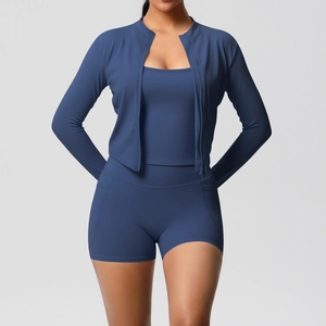 Détail de l'ensemble de sport bleu marine avec short taille haute et poches latérales