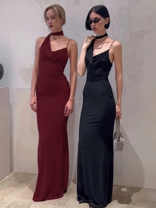 Elegantes ärmelloses Neckholder-Rückenfreies, schlankes langes Kleid in Burgund und Schwarz