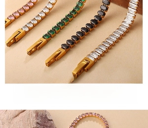 Vue détaillée de bracelets tennis avec zircons colorés en tailles ovale et émeraude