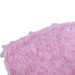 Nahaufnahme der rosa 3D-Stoffrosen auf einem Bandeau-Top mit zarter Blütenblatt-Textur