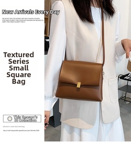 Dettaglio di borsa a tracolla in pelle marrone con chiusura metallica dorata minimalista