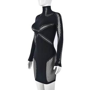 Détail d'une robe noire à manches longues avec patchwork en maille creuse et col montant