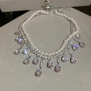 Collana a due strati con perle barocche e ciondoli a goccia su astuccio in velluto