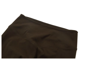 Detailaufnahme der braunen High-Waist-Yogahose mit Fokus auf feine Nähte und Stoffqualität