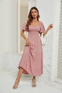 Détail du bustier froncé et col carré sur une robe d'été rose à volants étagés