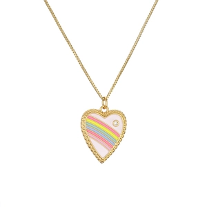 Detalle de collar con colgante de corazón con rayas de esmalte de colores y una pequeña gema