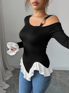 Damen Schulterfreies schwarzes Top mit weißem Volant-Saum und goldenem Ring-Detail