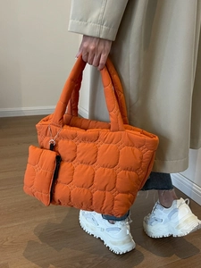 Sac cabas matelassé orange avec mini pochette assortie et larges anses pour le quotidien
