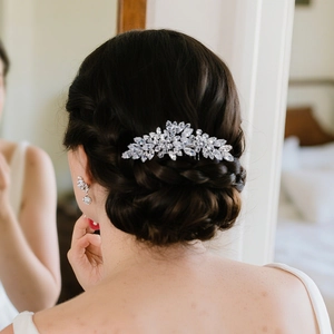 Peigne à cheveux de mariée élégant et boucles d'oreilles avec cristaux sur chignon