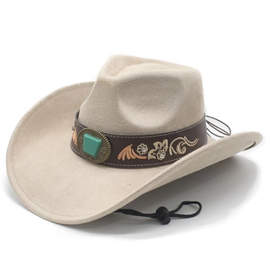 Détail du chapeau de cowboy beige avec pierre turquoise et broderie de plumes dorées