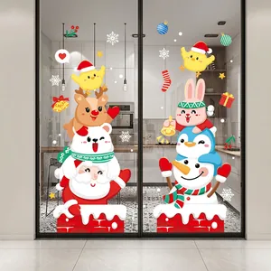 Detailansicht von Weihnachts-Fensteraufklebern mit Weihnachtsmann auf einer Glastür