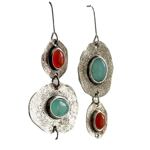 Pendientes largos de metal irregular con piedras cabujón en azul menta y coral