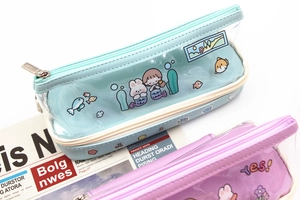Détail d'une trousse à deux couches transparente avec motifs cartoon et fermeture éclair