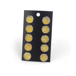 Détail d'un lot de cinq paires de boucles d'oreilles rondes pailletées jaunes de 12 mm