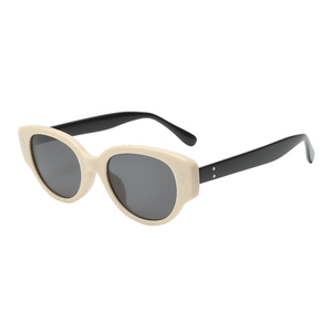 Lunettes de soleil œil de chat rétro blanc crème avec branches noires et verres gris foncé