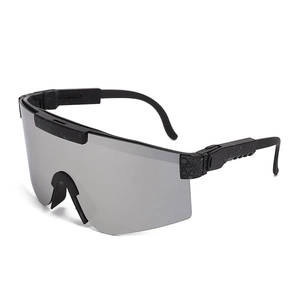 Radsonnenbrille mit silbernen verspiegelten Gläsern und schwarz gesprenkeltem Rahmen