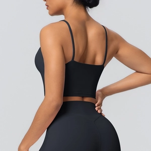 Détail du design croisé dans le dos et de la taille haute sur cet ensemble de yoga noir