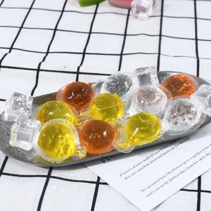 Stampo per ghiaccio in silicone a forma di pesce con gelatine su vassoio in metallo