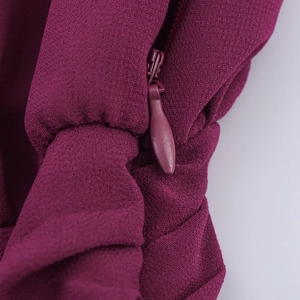 Robe fuchsia à manches longues avec col à volants et fermeture éclair invisible
