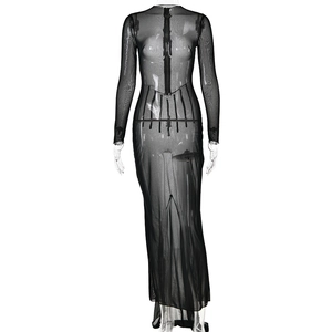 Robe longue moulante noire en mesh transparent avec manches longues et rayures verticales