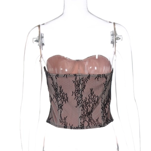 Détail de la dentelle florale noire sur le haut corset rose avec baleines