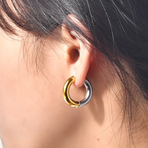 Fashionable two-tone round hoop earrings with polished gold and silver mirror finish
