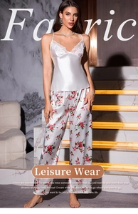 Détail du caraco en satin blanc avec dentelle et pantalon à imprimé floral rose