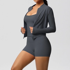 Dreiteiliges Yoga-Set in Dunkelgrau mit Jacke, Sport-BH und hoch taillierten Shorts