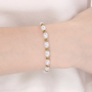 Primo piano di un bracciale di perle barocche di lusso con perline in oro 18K