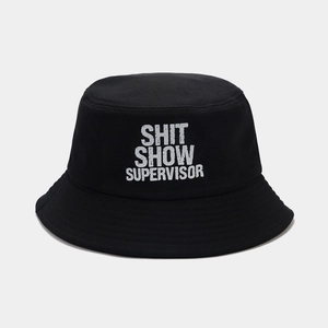 Détail d'un chapeau bob en coton noir avec inscription blanche de style vintage