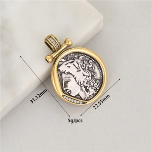 Detalle del colgante de moneda romana de 31,12mm x 22,55mm con relieve plateado
