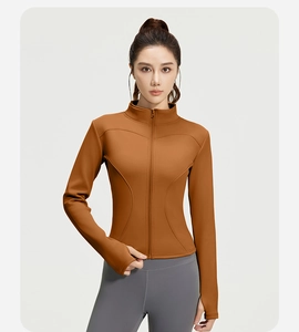 Dettaglio della giacca termica da yoga slim-fit con zip e asole per i pollici color caramello