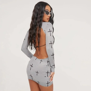 Détail du dos nu et des lacets de cette robe imprimée à manches longues pour femmes