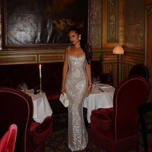 Elegante abito da sera in paillettes argento senza maniche con vestibilità slim schiena nuda