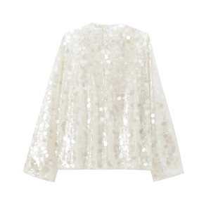 Détail de sequins blancs ronds sur le haut kimono à manches longues scintillant