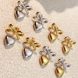 Bow and heart stud earrings in 18K gold plated stainless steel with pearl finish