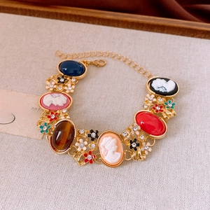 Détail du bracelet multi-couleurs style palais français avec reliefs de portraits vintage