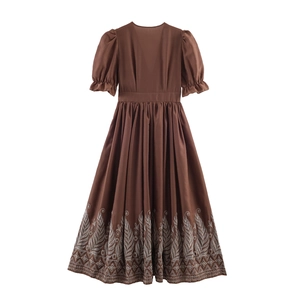 Robe longue marron foncé élégante avec col en V, broderies et manches bouffantes