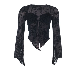 Détail de gilet en dentelle noire avec bustier cœur et anneau métallique décoratif