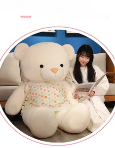 Vue détaillée du grand ours en peluche portant une robe en dentelle à motifs de cœurs