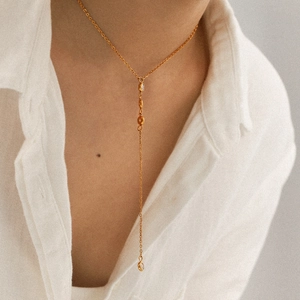 Collier en Y en acier inoxydable plaqué or 18 carats avec zircons porté au cou