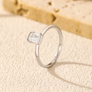 Bague en argent massif S925 avec moissanite taille émeraude et serti clos