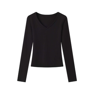 Détail d'un t-shirt noir à manches longues et col en V en maille de modal ultra douce