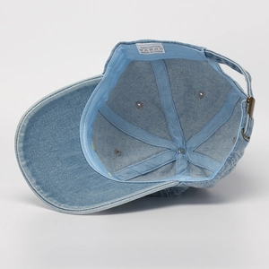 Detailansicht der Innennähte und Metallschnalle der Baumwoll-Denim-Baseballkappe