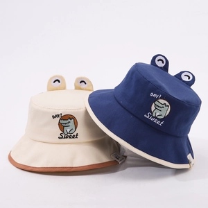 Détail de chapeaux bébé avec yeux de dinosaure 3D et broderie de crocodile mignonne