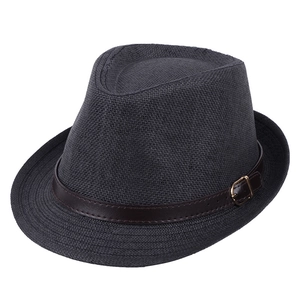 Chapeau fedora tressé gris foncé avec ruban en cuir brun et boucle dorée élégante