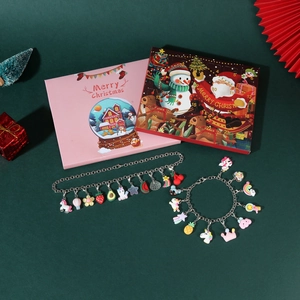 Kerst adventskalender voor meisjes met eenhoorn hangers en twee DIY-bedelarmbanden