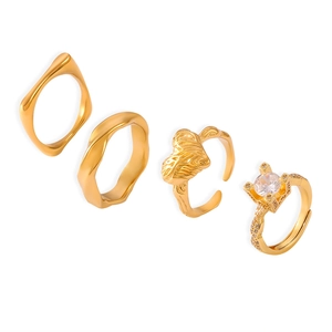 Ensemble de 4 bagues en acier titane doré avec oxyde de zirconium et textures géométriques